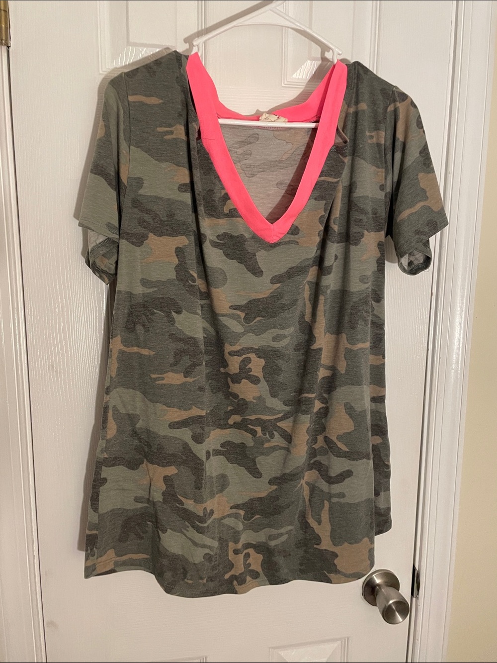 BIBI Camouflage Cold Shoulder Beach Tee with Florescent Coral V-Neck L